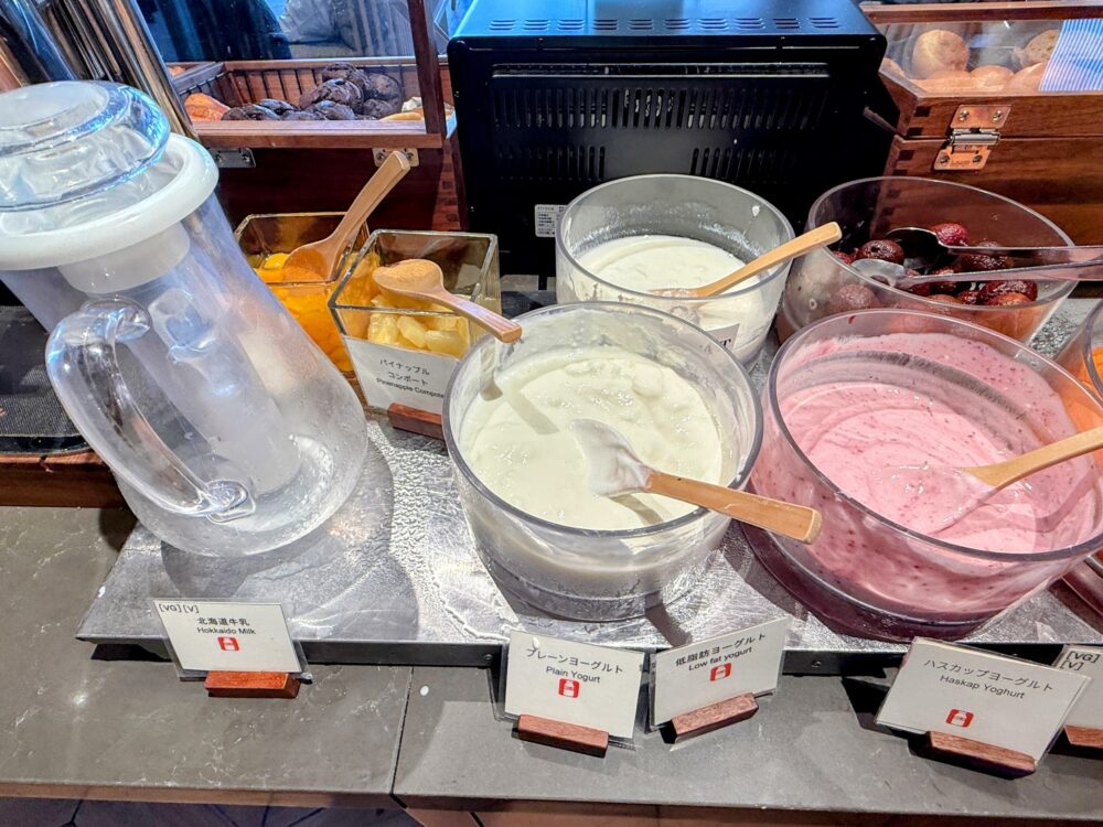 ヨーグルトやデザートのコーナー。北海道牛乳、パイナップルコンポート、プレーンヨーグルト、低脂肪ヨーグルト、ハスカップヨーグルトが並んでいる。