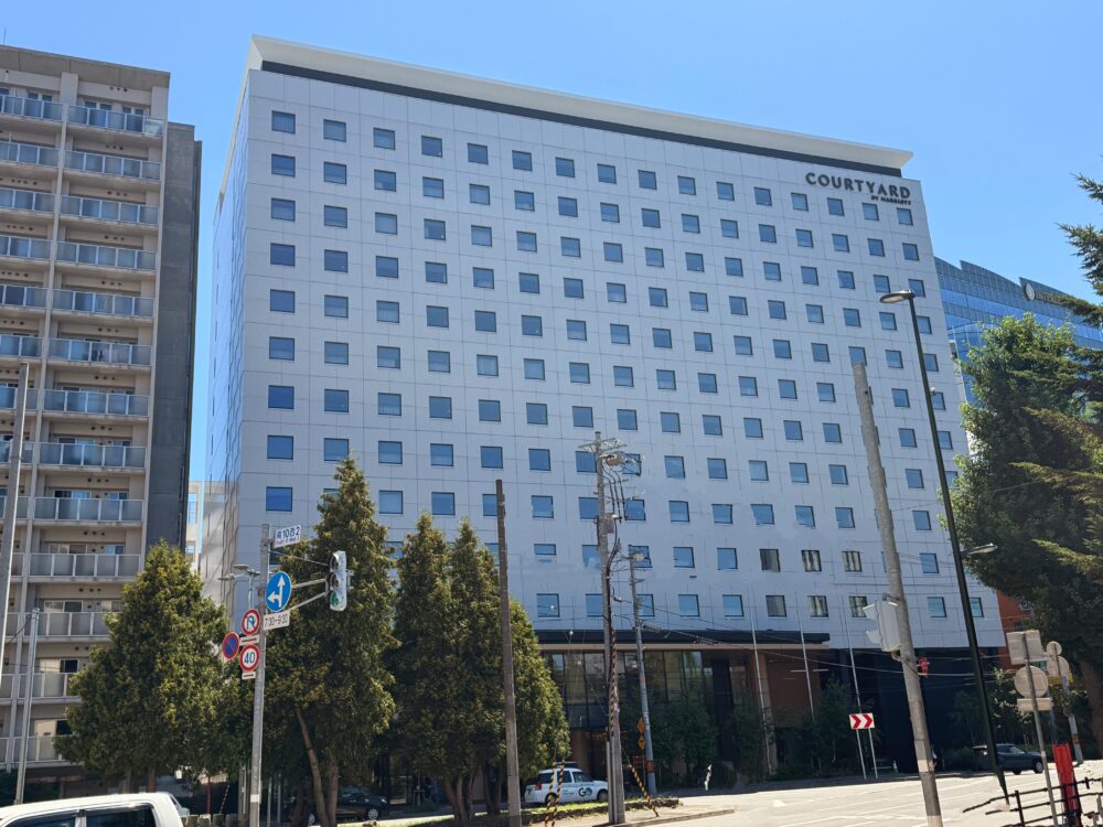 外観から見た「コートヤード・バイ・マリオット札幌」の建物全景。グレーを基調としたすっきりとしたデザインの高層ホテル。