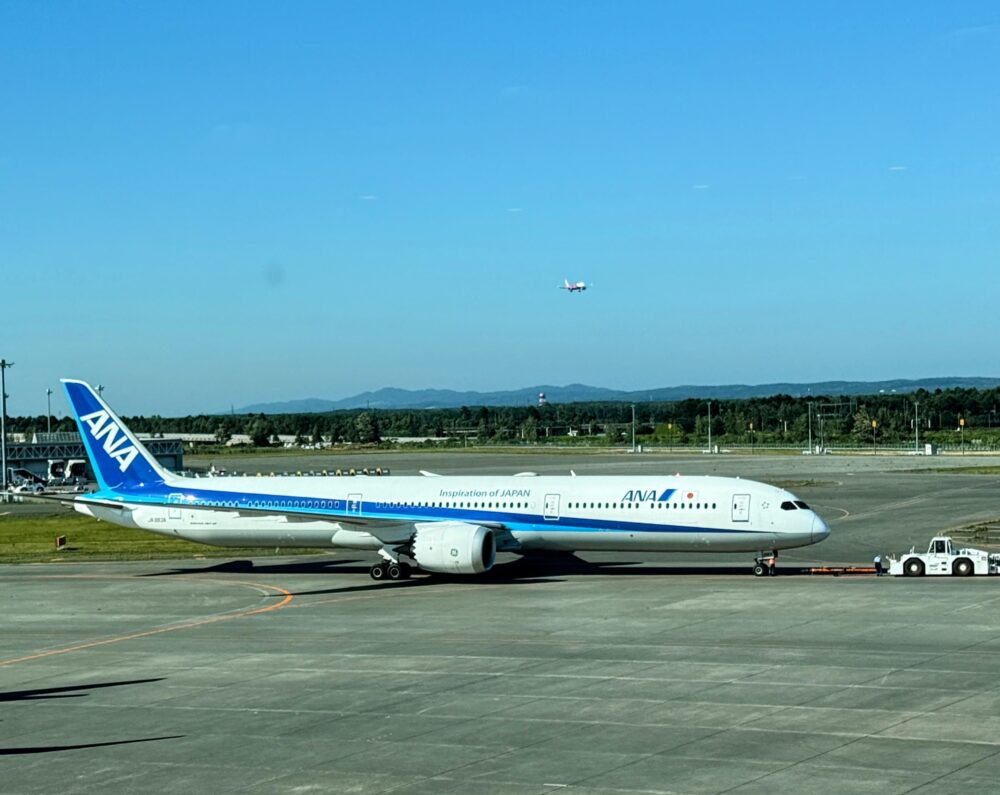 新千歳空港の駐機場に停まるANAの旅客機