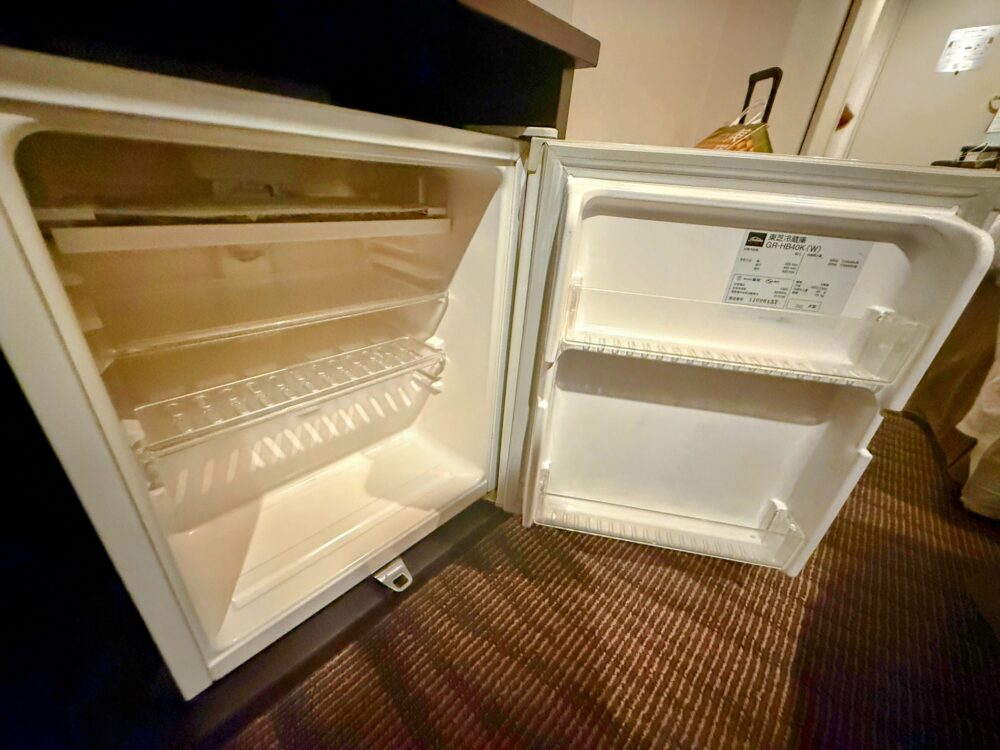 客室の空の冷蔵庫。ドリンクは入っておらず持ち込みに使える