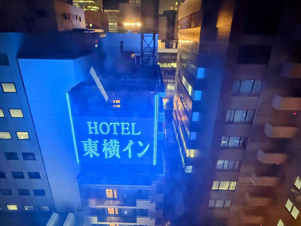 客室の窓から見た夜の札幌。向かいのビルのネオンが近い