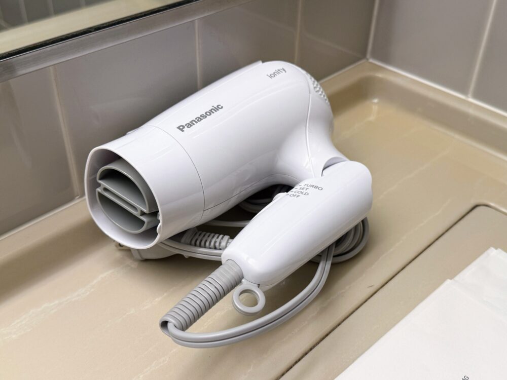 洗面台に用意されたパナソニックのイオニティ製ドライヤー