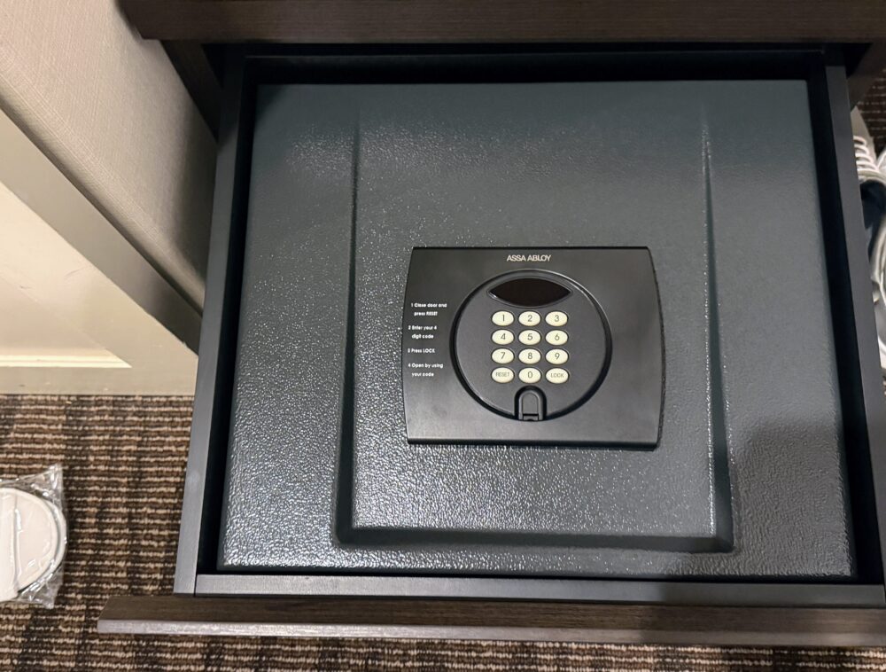 デスク引き出しの中にあるテンキー式のセーフティボックス