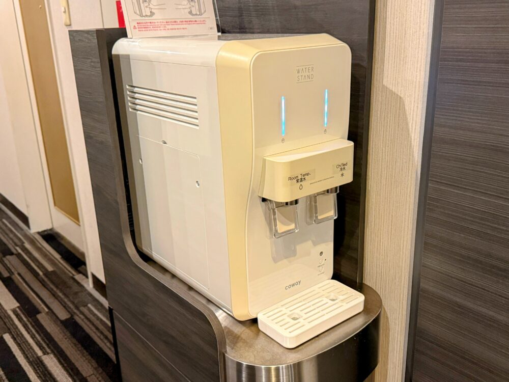 客室階のエレベーターホールにある常温と冷水が選べるウォータースタンド