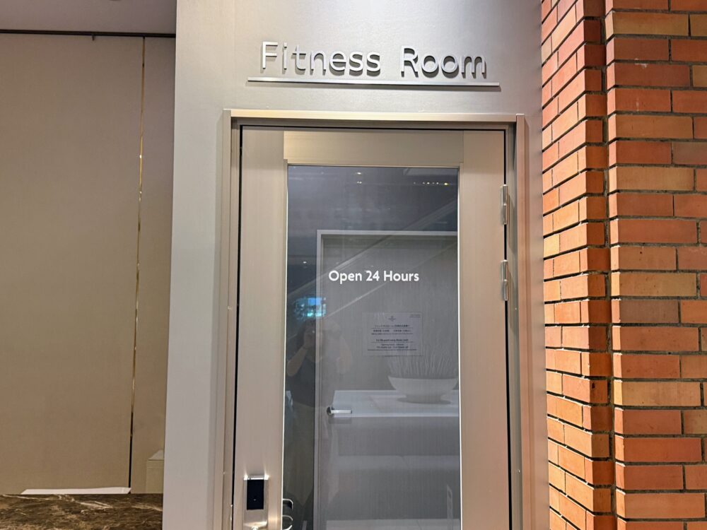 ANAクラウンプラザホテル札幌1階のフィットネスルーム入口。24時間営業と表示されている