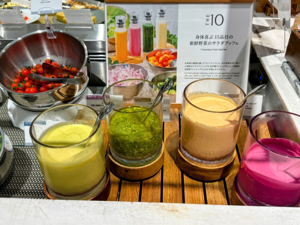 身体喜ぶ15品目の新鮮野菜のサラダブッフェ。自家製ドレッシングが4種類並ぶ