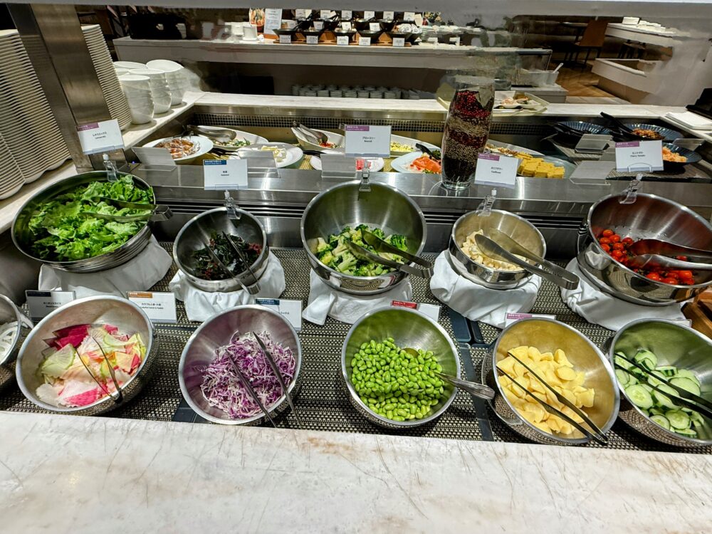 サラダブッフェの野菜。レタス、ブロッコリー、枝豆、ミニトマト、紫キャベツなど