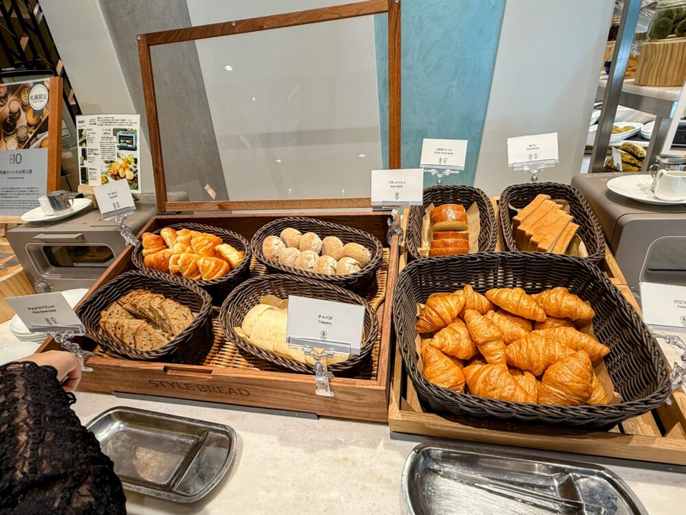朝食ブッフェのパンコーナー。クロワッサンやチャバタなど数種類が並ぶ