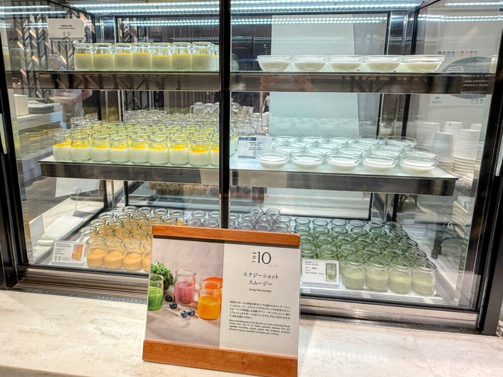 朝食ブッフェのエナジーショットスムージーの冷蔵ケース。ヨーグルトやプリンも並ぶ