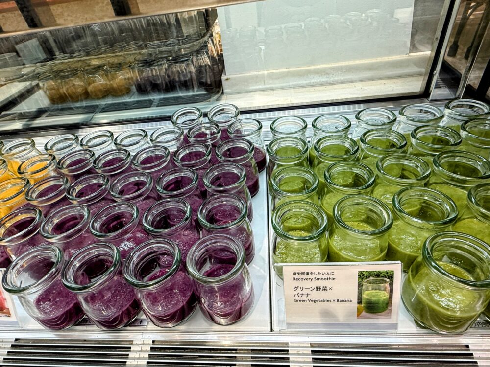 小瓶に入ったエナジーショットスムージー。ベリー系とグリーン野菜×バナナの2種類