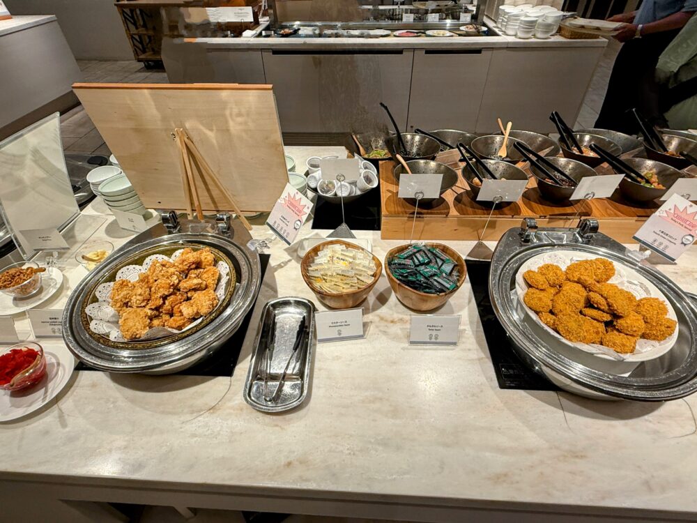 朝食ブッフェの揚げ物コーナー。ザンギと白身魚のフライが並ぶ