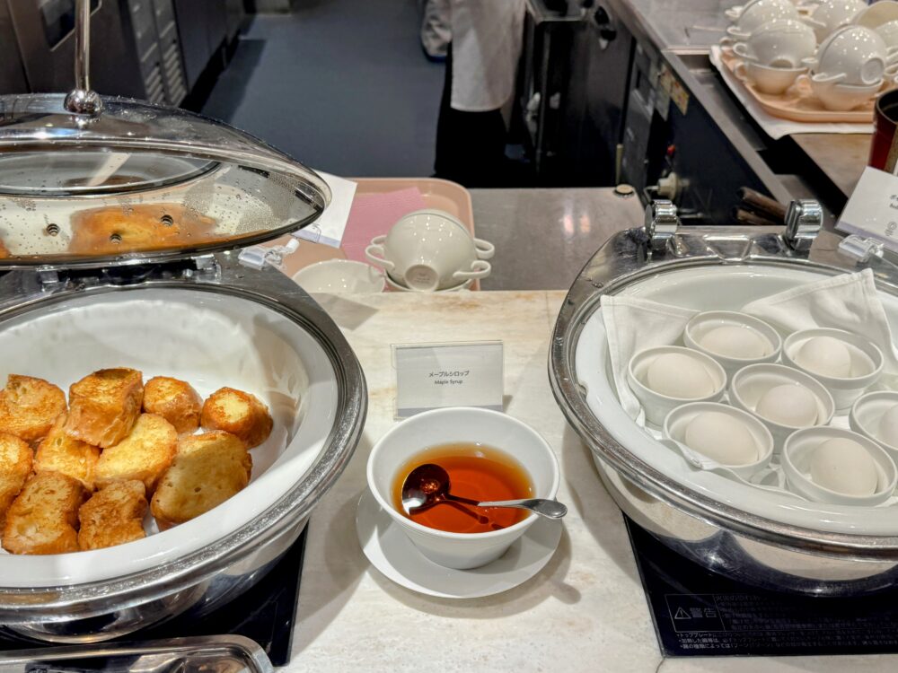 朝食ブッフェのフレンチトーストとメープルシロップ、ゆで卵