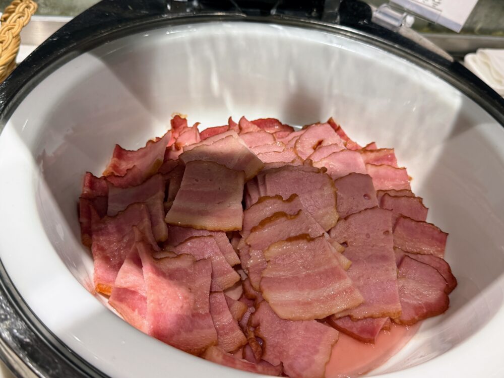 朝食ブッフェのベーコン