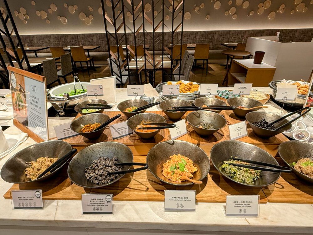 ごはんのお供コーナー。豚肉ジンギスカンそぼろや自家製の鮭と玉子のそぼろなどが並ぶ
