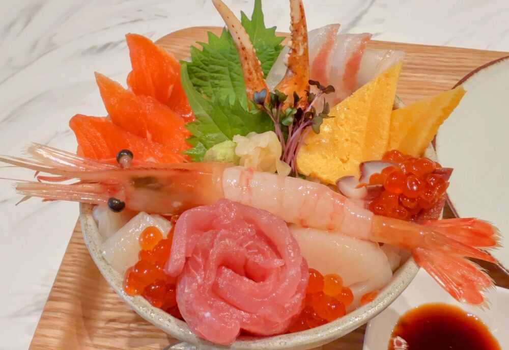 レストラン「Substance」の朝食ビュッフェで盛り付けられた豪華な「ミニ海鮮丼」。サーモン、甘エビ、ネギトロ、ホタテ、イクラ、カニの爪、卵焼きなどが美しくトッピングされている。