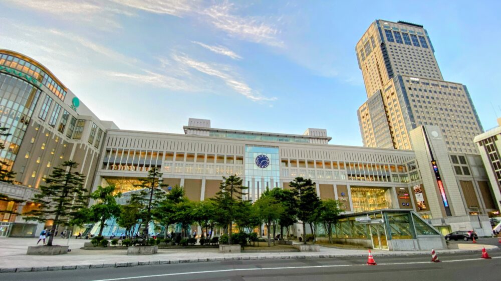JR札幌駅の駅舎。ANAクラウンプラザホテル札幌へは南口から徒歩7分