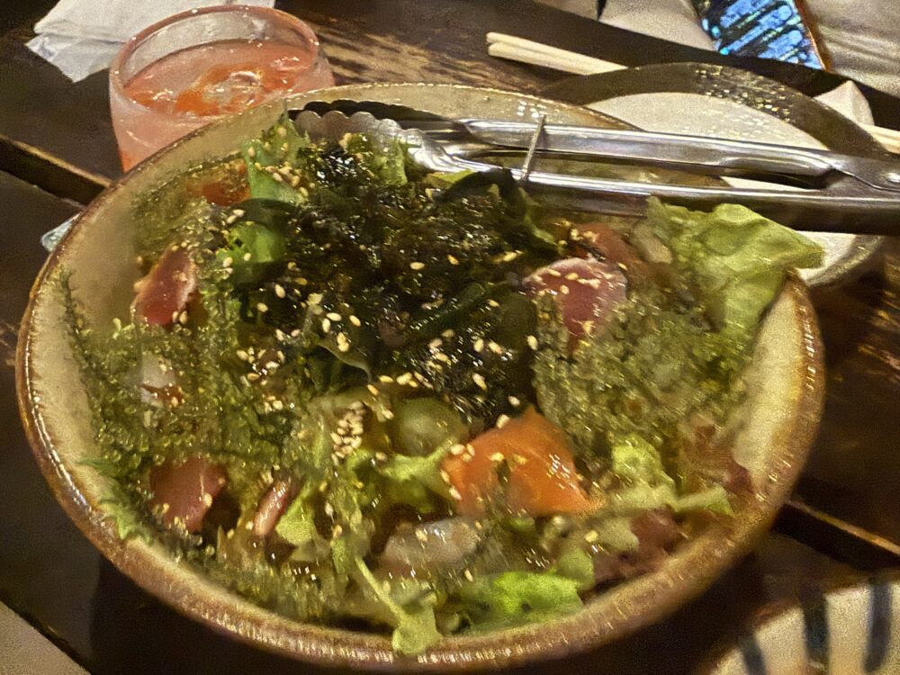 居酒屋でんみの海ぶどうのサラダ。