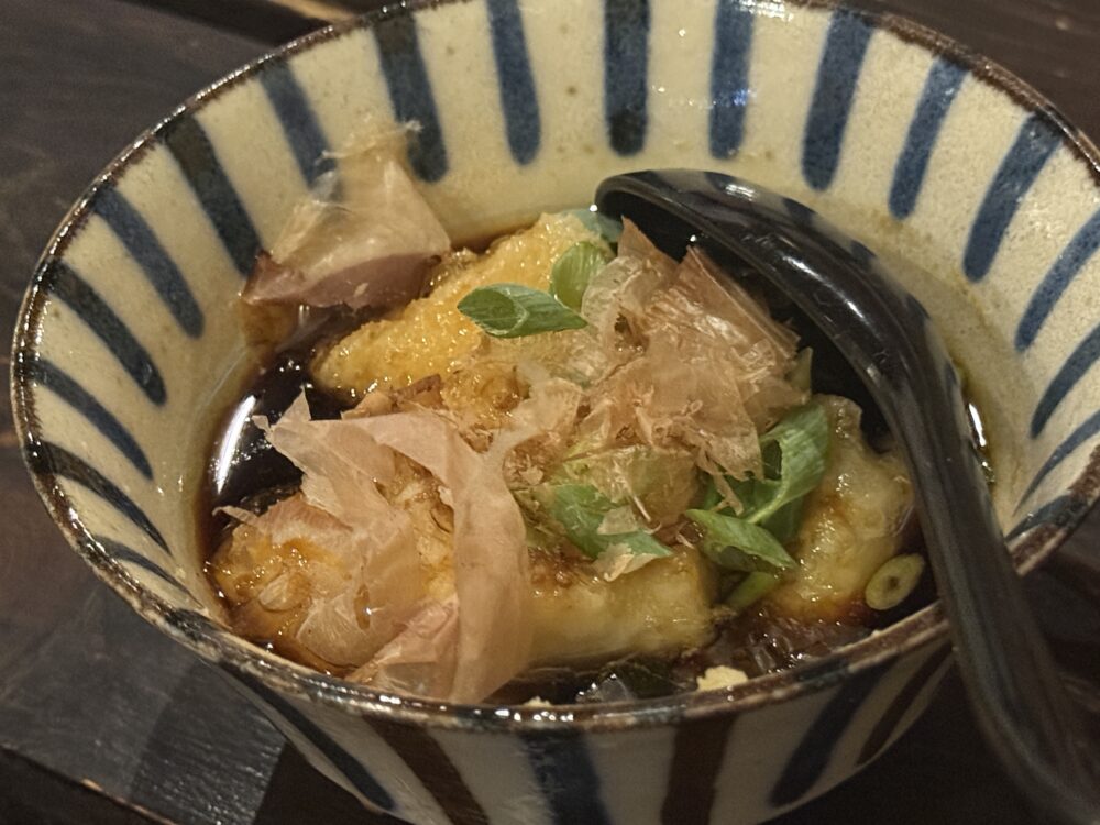 鰹節をのせた揚げ出し豆腐。