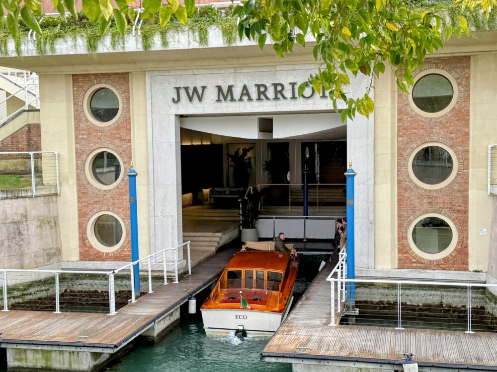 JWマリオット・ベニスのホテル内（屋内）まで直接乗り入れることができる専用ゲートに到着した、木目調の豪華な水上タクシーの様子