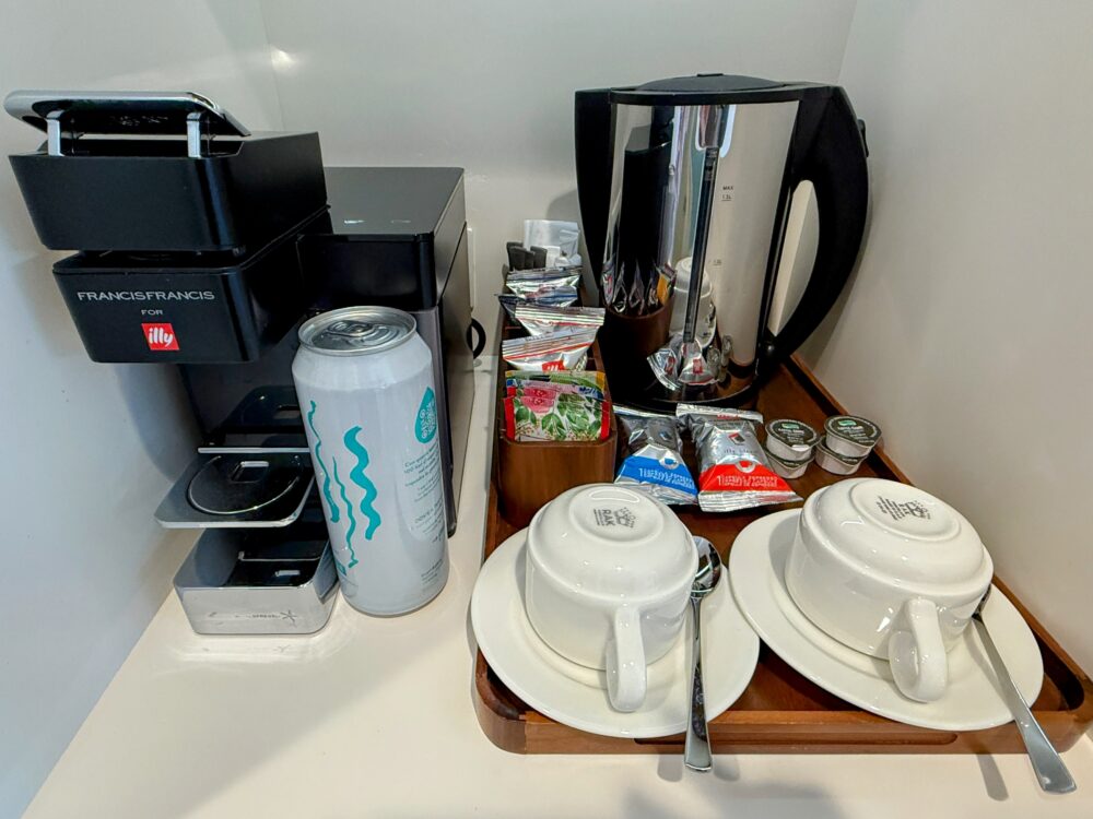 お部屋に完備されたカフェコーナー。illy（イリー）のエスプレッソマシンや電気ケトル、カップ類が木製トレイにセットされている様子