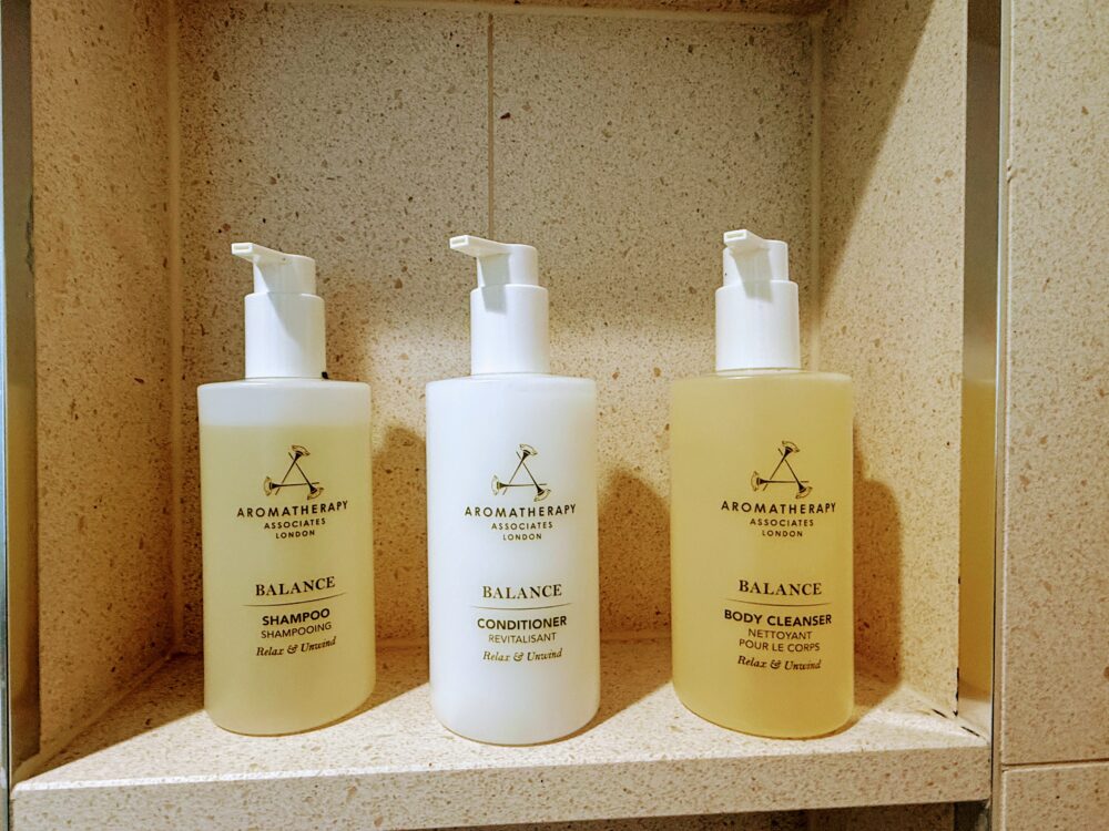 英国の高級スパブランド「アロマセラピー アソシエイツ（Aromatherapy Associates）」のシャンプー、コンディショナー、ボディクレンザーのポンプボトル