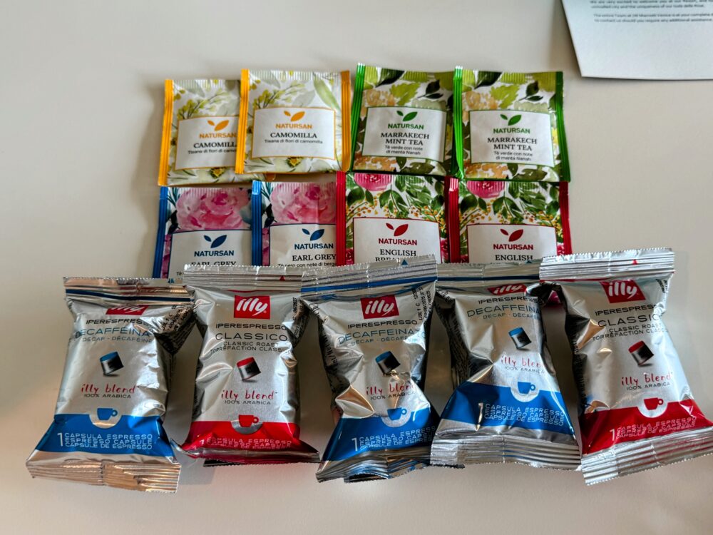 お部屋に用意された豊富なティーバッグとコーヒーカプセル。NATURSANの各種紅茶・ハーブティーと、illyのデカフェを含むエスプレッソカプセル
