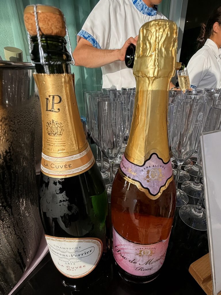 サンセットディライトで提供されるローラン・ペリエのLA CUVÉEと、ノンアルコールのスパークリング「Duc de Montagne Rosé」のボトル。