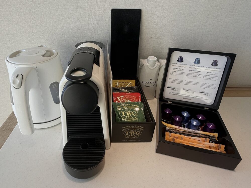 客室のネスプレッソのコーヒーマシンと電気ケトル、TWGのティーバッグ、コーヒーカプセルのボックス。