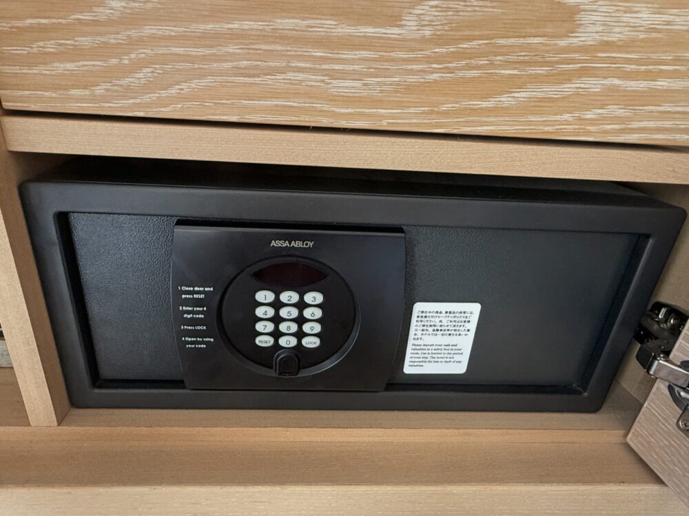 客室のクローゼットに備え付けの電子ロック式セーフティボックス。