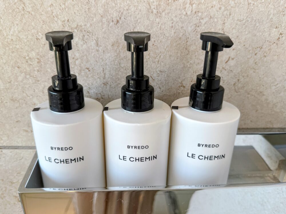 洗面台に並ぶBYREDO(バイレード)LE CHEMINのボトル3本。
