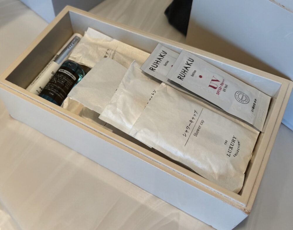 引き出しのアメニティボックス。琉白(RUHAKU)のスキンケアやシャワーキャップなどが入っている。