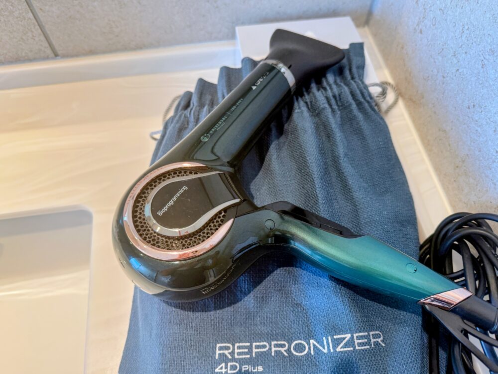 客室のドライヤー、リュミエリーナ「REPRONIZER 4D Plus」と専用の収納袋。