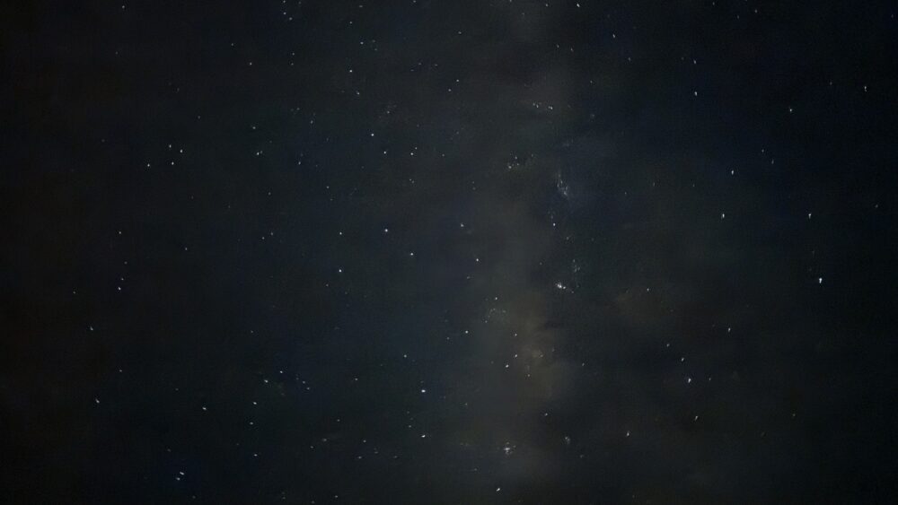 伊良部島の夜空に広がる星空。
