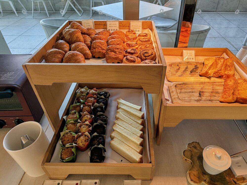 クロワッサン、デニッシュ、サンドイッチが並ぶパンのコーナー。