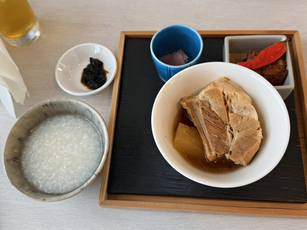 和食メインのラフテーと白粥、小鉢。