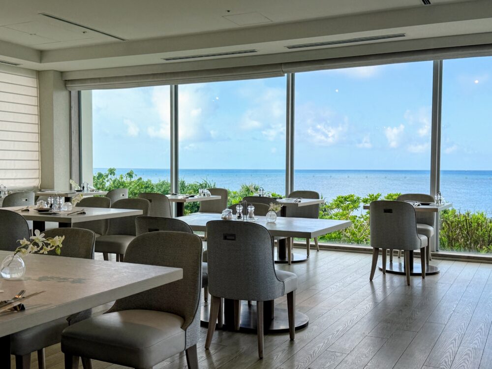 朝食会場のレストランTIN'IN。大きな窓の向こうに海が広がっている。