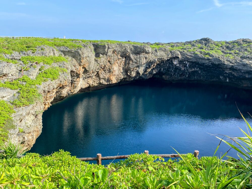 下地島の通り池。石灰岩の崖に囲まれた深い青色の池。
