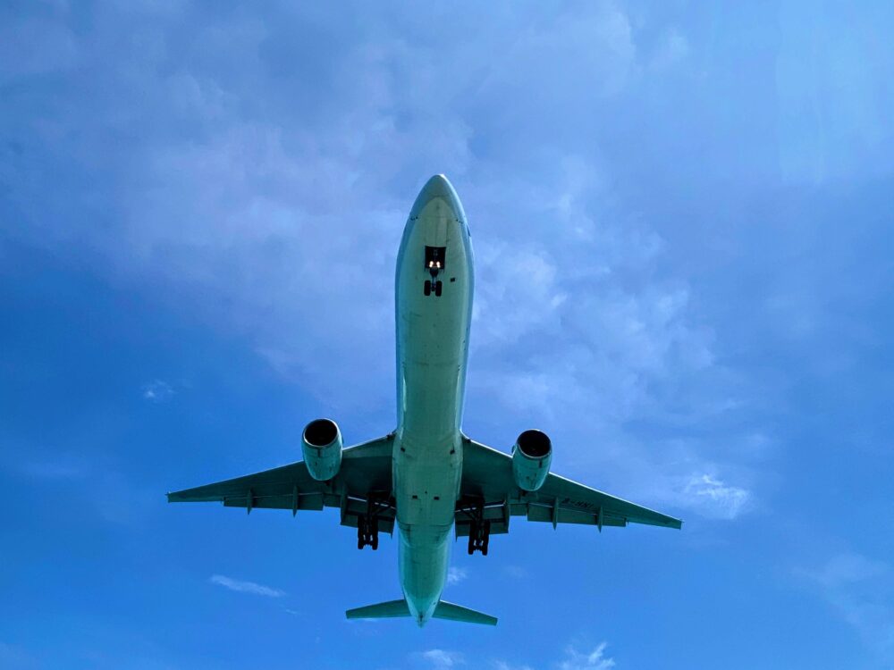 下地島空港の17ENDで、真上を通過する旅客機。
