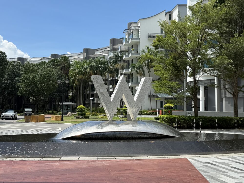 Wシンガポールの入口にある「W」のオブジェ