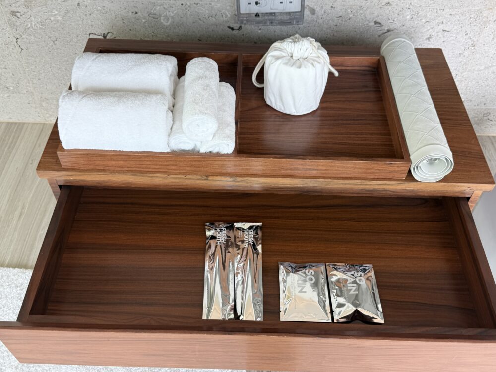 洗面台の引き出しに入ったタオルとアメニティ