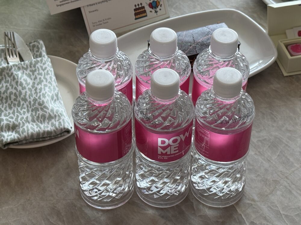 頼んで届いたペットボトルの水6本