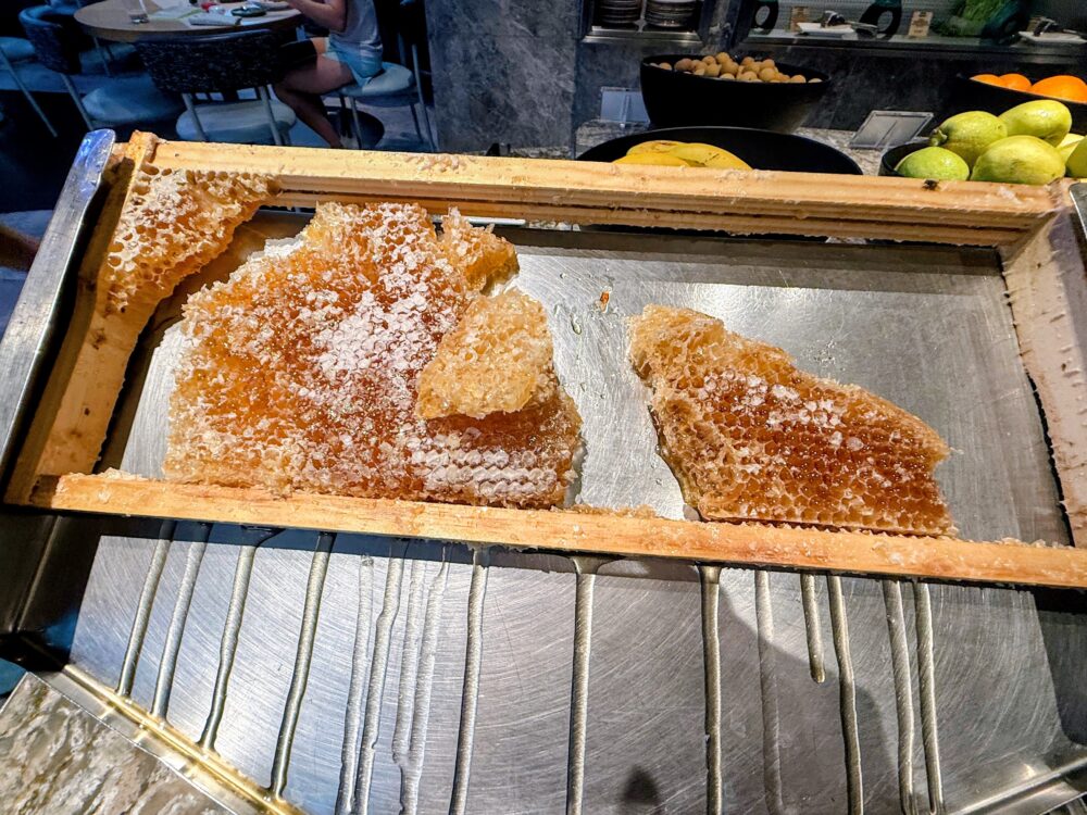 朝食ビュッフェの巣ごとのハチミツ(ハニカム)