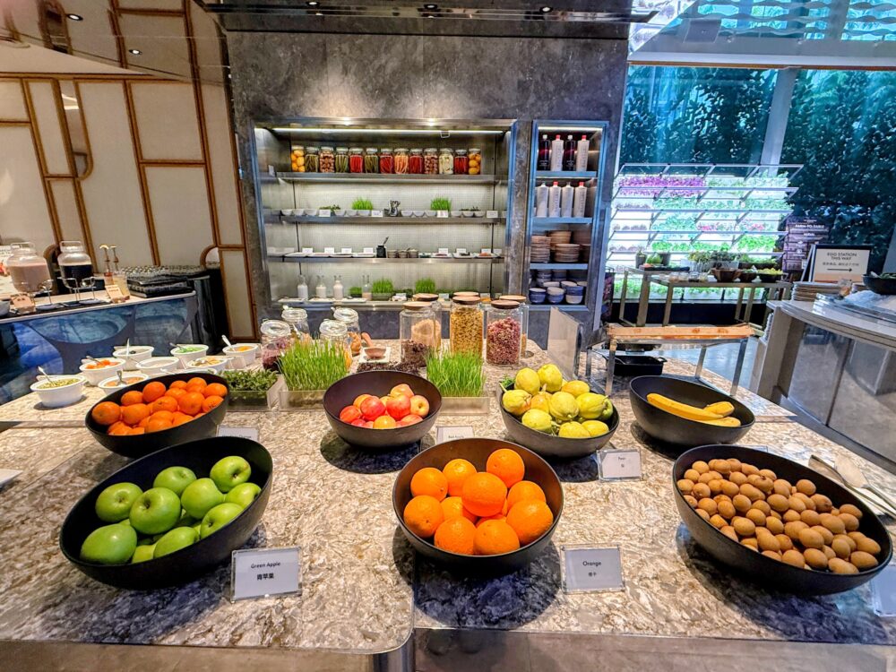 朝食ビュッフェの丸ごとのフルーツ