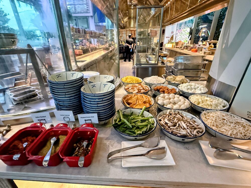 朝食の麺コーナーに並ぶ具材