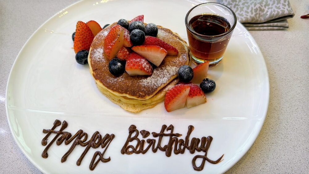 チョコレートでHappy Birthdayと書かれたパンケーキ