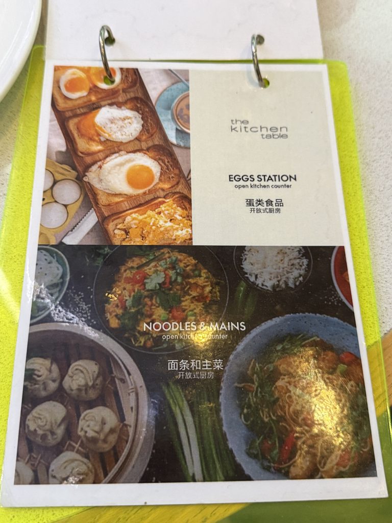 朝食のエッグステーションと麺コーナーのメニュー