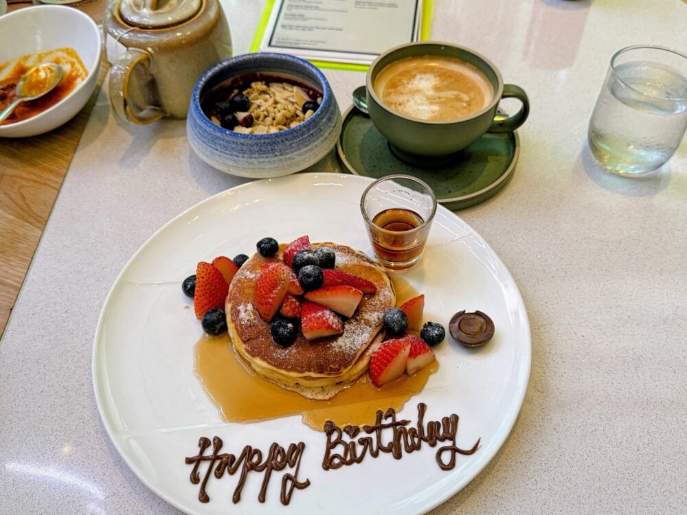 朝食の席に届いた誕生日プレートのパンケーキ