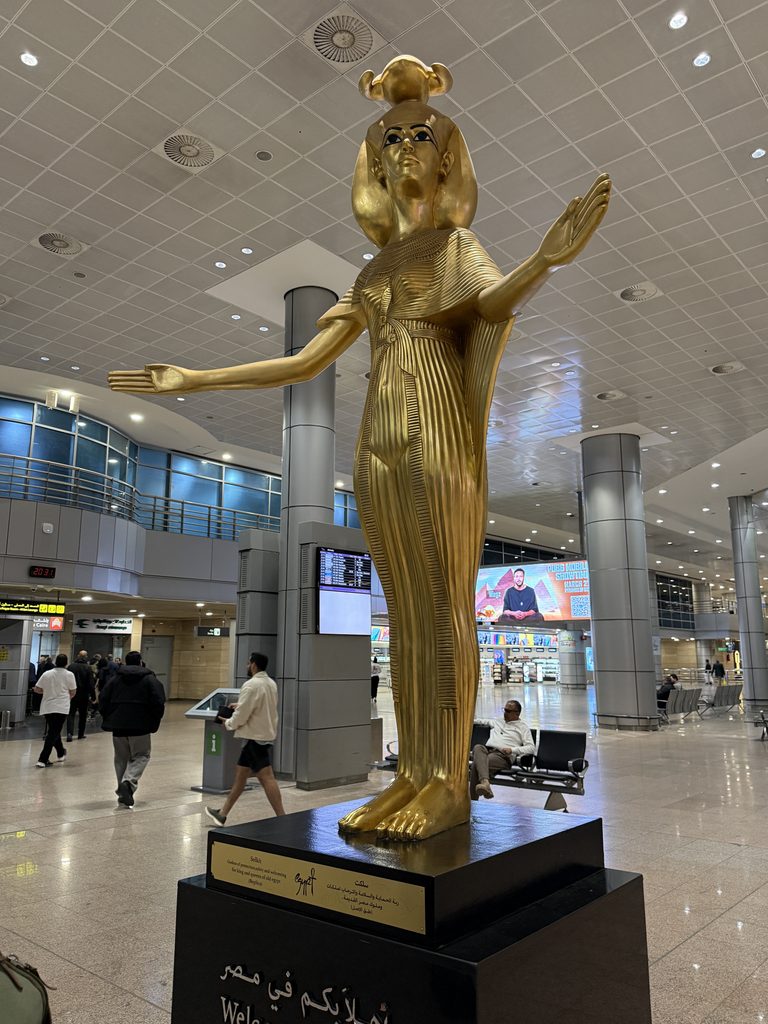 カイロ国際空港の到着ロビーに設置されたエジプトの女神セルケトの黄金像