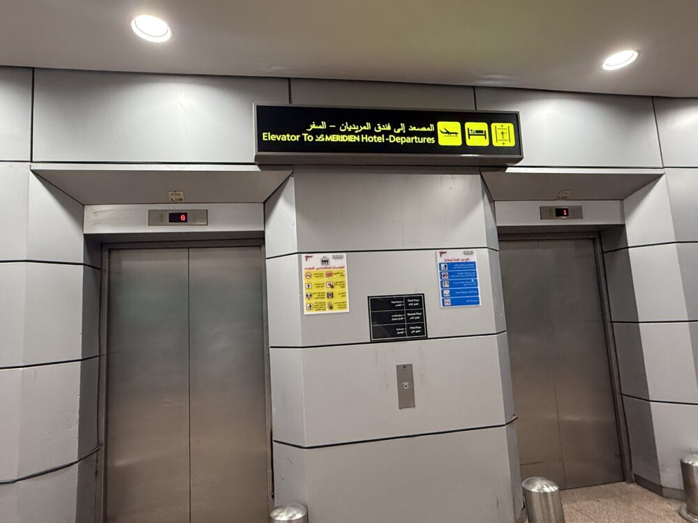 カイロ空港ターミナル3から連絡通路へ上がるホテル行きのエレベーター