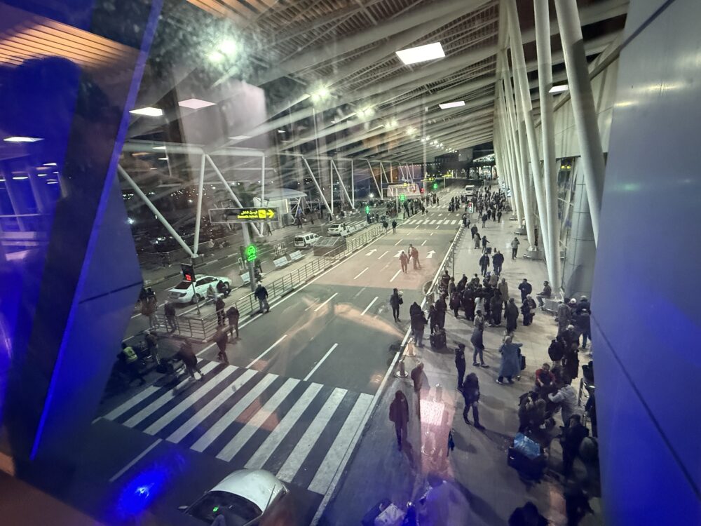 連絡通路から見下ろしたカイロ空港ターミナル3前の混み合う地上